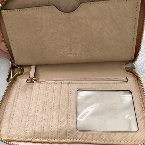 Michael Kors nude wallet with strap - Picture 4 of 6